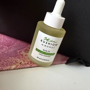 Monat Skin Kushion Body Oil - Olive Green